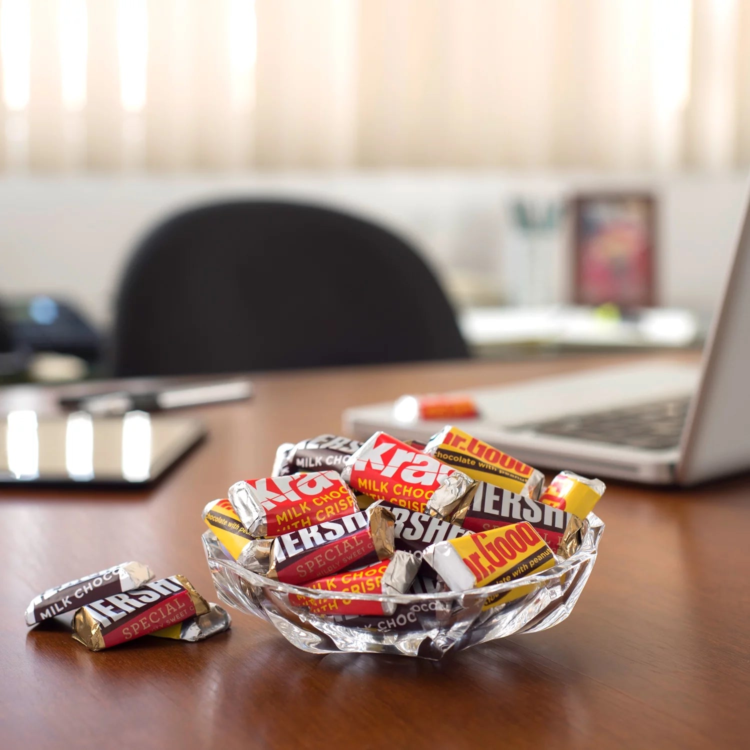 40 Oz Miniatures Assortment Chocolate Candy N210